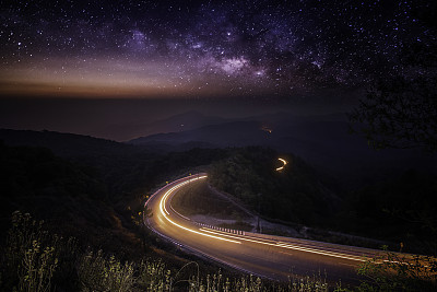 银河银河与照明在道路在Doi inthanon清迈，泰国。长时间曝光照片。与粮食图片下载
