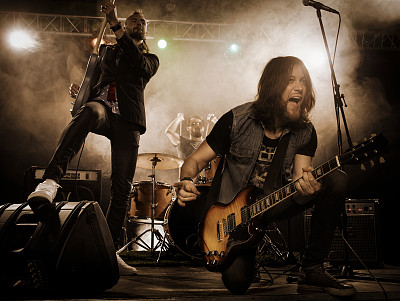 摇滚乐队在舞台上表演。素材图片