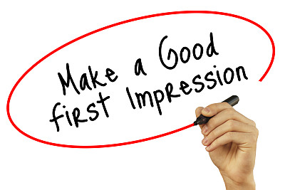 用黑色记号笔在视觉屏幕上留下良好的第一印象。孤立的背景。商业、技术、互联网概念。库存图片图片下载