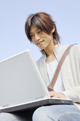 在大学生户外使用笔记本电脑图片下载