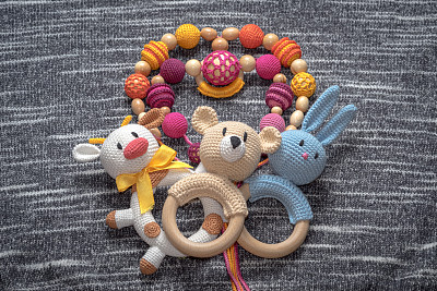 为蹒跚学步的孩子自制的amigurumi玩具。图片下载