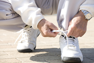 手巧的男人系鞋带图片下载
