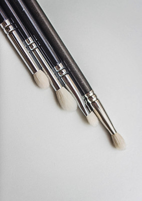 化妆刷和宝石。图片下载