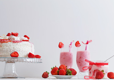 木桌上有草莓蛋糕图片下载