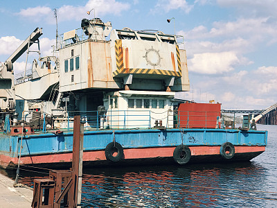 生锈的古董废弃的船渡船图片下载