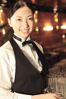 服务员拿着玻璃图片下载