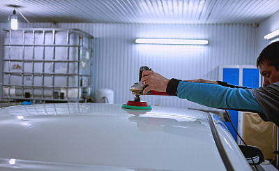 在加油站准备出售汽车。图片下载