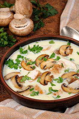 香槟和鸡肉做成的浓汤图片下载