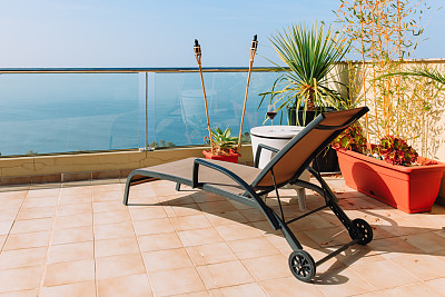 豪华阳台，海上休闲度假图片下载