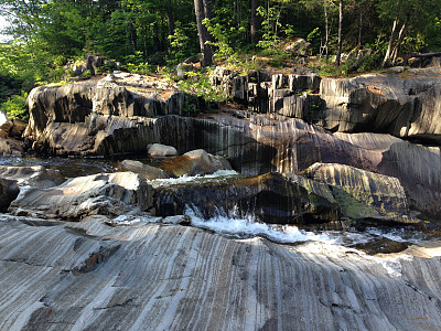 岩层与溪流图片下载
