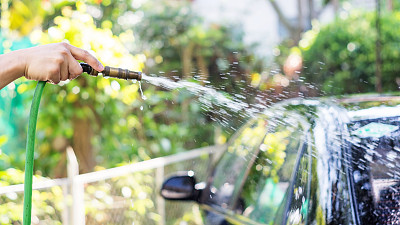 洗黑色汽车的人。图片下载