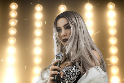 以灯光为背景的女歌手图片下载