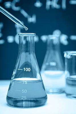 将化学液体倒入烧瓶中图片下载