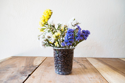 美丽的丝苔花装饰在玻璃上图片下载