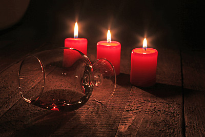 木桌上放着一杯白兰地或白兰地和蜡烛图片下载