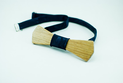 时尚的黑色木制蝴蝶结与深蓝色的软丝带。孤立的图片下载