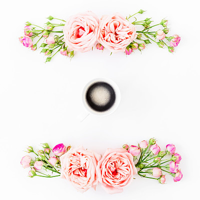 花框架与粉色玫瑰和咖啡杯在白色的背景。平躺，俯视图。图片下载