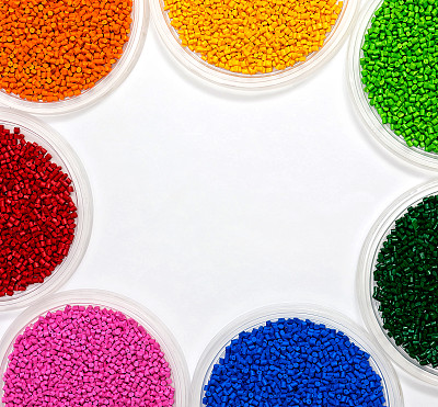 塑料颗粒。高分子染料。着色剂丸。图片下载