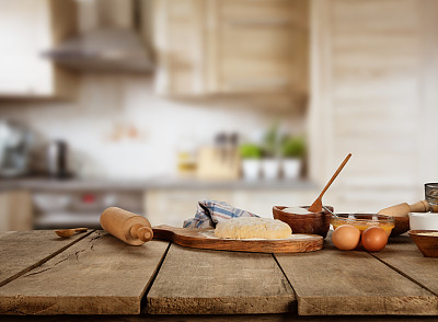 烘焙材料放在木桌上素材图片