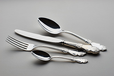 配上叉子、刀和勺子素材图片