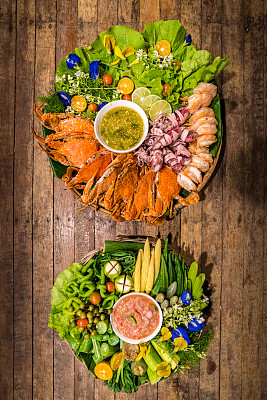 泰式辣椒酱或泰式蔬菜套餐(茄子、茄子、小扁豆、黄瓜、玉米、西葫芦)和海鲜套餐(虾、蟹、鱿鱼)配泰式酱图片下载