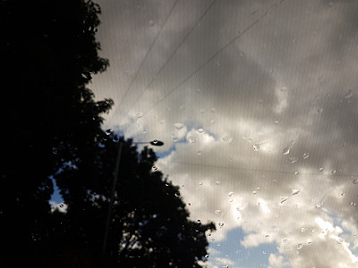 小雨打在玻璃上图片下载