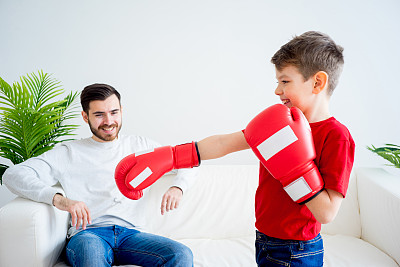 父子拳击图片下载