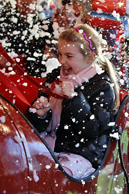 在狂欢节上玩泡泡的女孩图片下载