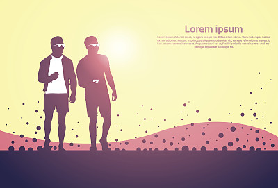 两个剪影男人使用手机智能手机站在抽象的日落背景图片下载