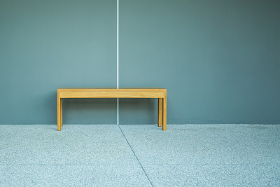 墙上的木凳图片下载