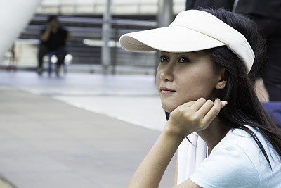 年轻的运动女性或女士进行户外运动。快乐的微笑和生活理念。图片下载