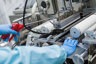 工厂图片，工厂工人用机器工作，钢铁机器，制造图片下载