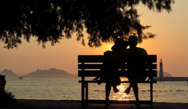 喜欢坐在长椅上的人的剪影图片下载