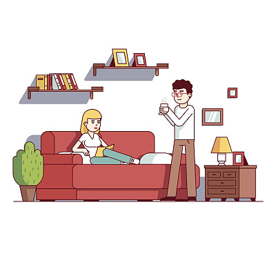 家庭妻子和丈夫在家中客厅放松图片下载