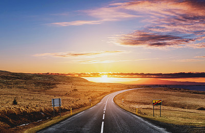 风景如画的乡村道路，在夏天日出图片下载