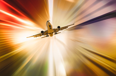 抽象的日落光线中的飞机图片下载