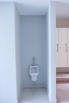 清洁男子公共厕所的白色小便池空无一人图片下载