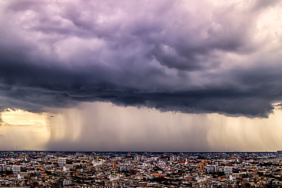 暴雨日在曼谷，泰国雨季图片下载