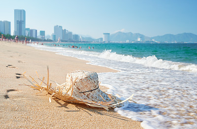 草帽躺在热带海边图片下载