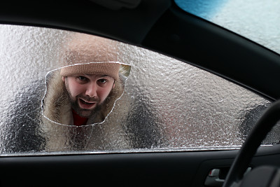 人用一块小石头把汽车玻璃打碎了图片下载