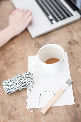 一杯咖啡，笔记本电脑放在木桌上图片下载