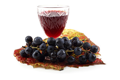葡萄和酒在秋叶上图片下载