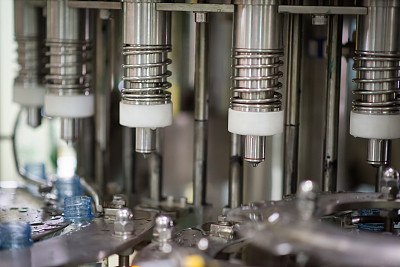 在工厂里装水图片下载