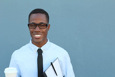 穿着经典衬衫的英俊的美国黑人男子图片下载