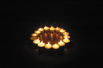 点燃蜡烛圈图片下载