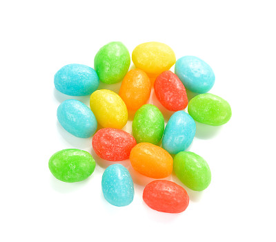 白色背景上五颜六色的巧克力纽扣图片下载