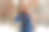 美丽的年轻女子坐在长凳上的照片在冬天的公园图片下载