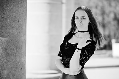 女孩的肖像与黑色颈项链和红色皮裙图片下载