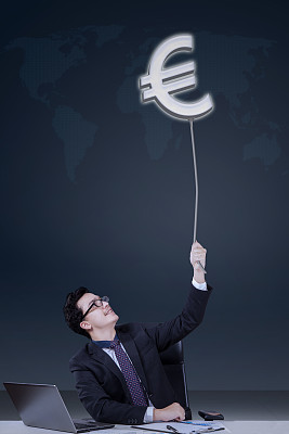 白人企业家拉着一个欧元符号图片下载