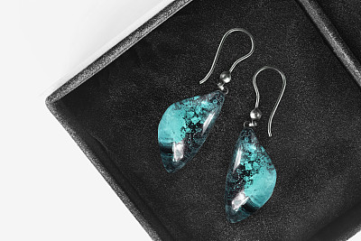 盒子里的耳环图片下载